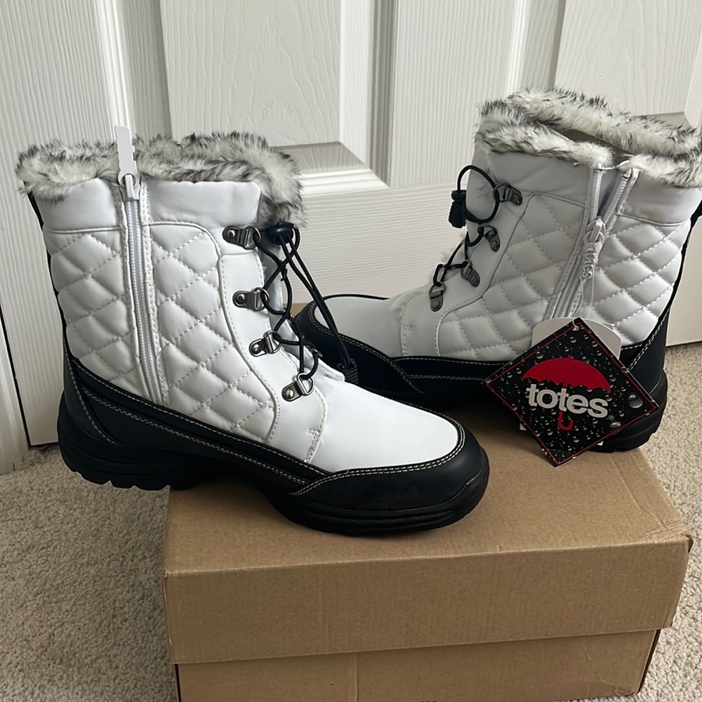 White women’s snow boots. Size 8 M. Brand new in box. Paid $60.00, want $40.
